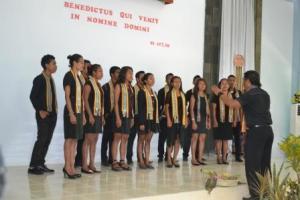 il coro canta l'inno nazionale